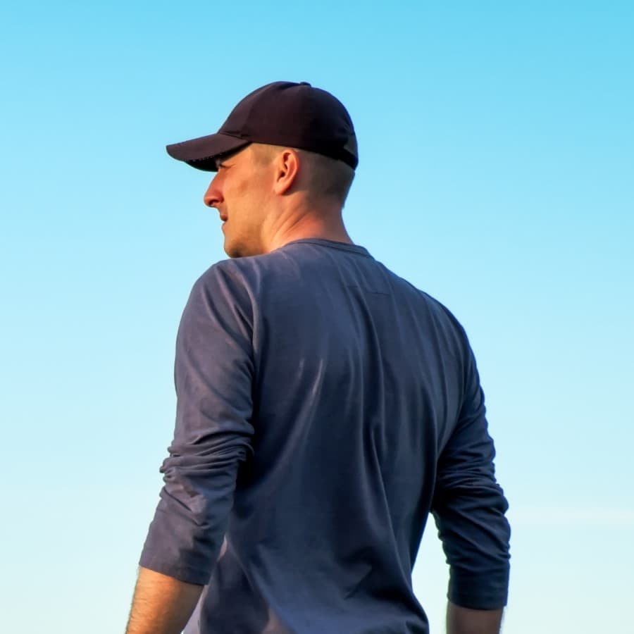 Instrução e orientação técnica especializada | Tubogeo | Materiais para poços artesianos Rapaz olhando para o horizonte